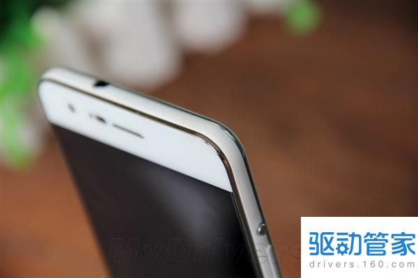 国产无边框手机小辣椒4配置如何？值得买吗？